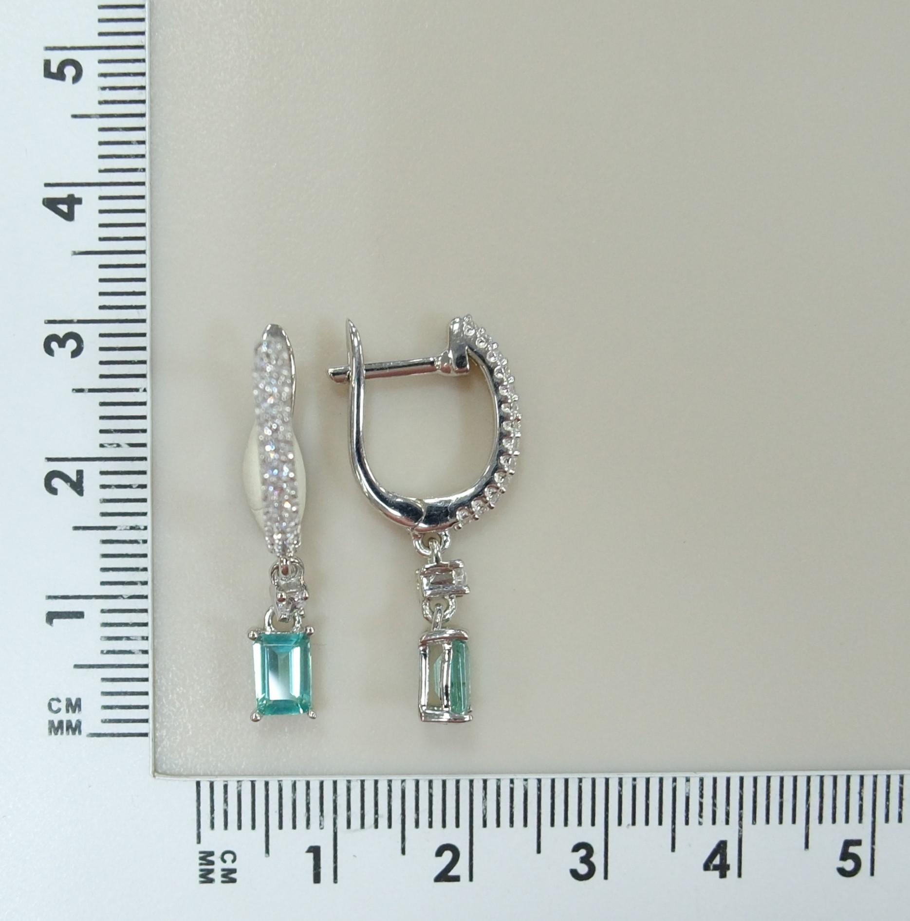 Серебряные серьги с апатитами